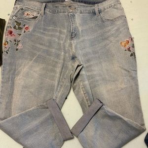 Boutique embroidered Capri 22w